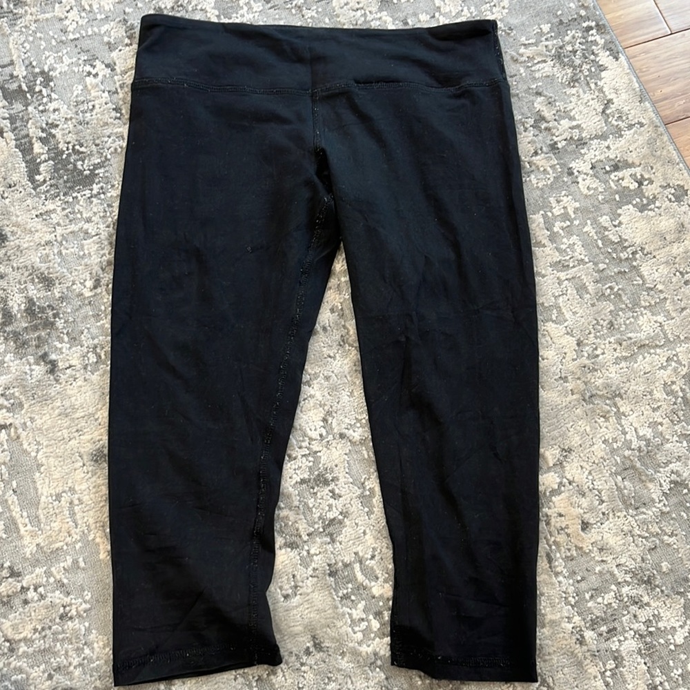 GUC Lululemon crop shorts